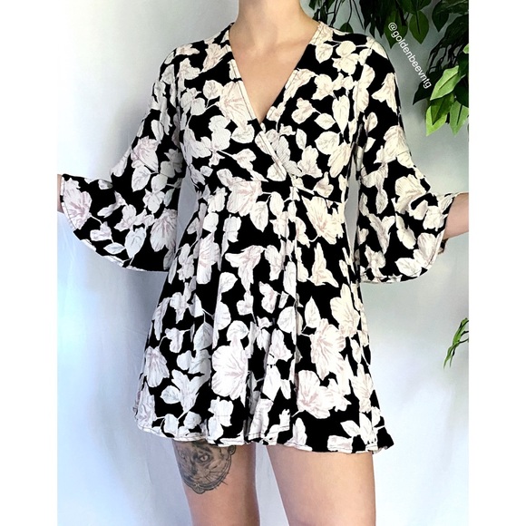 Billabong Dresses & Skirts - Billabong Divine Floral Bell Sleeve Mini Dress